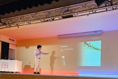 conférence: Hugo-Duminil Copin expliquant au tableau